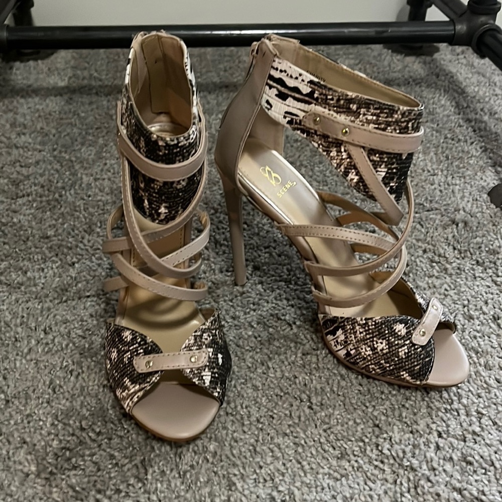 Scene sandals